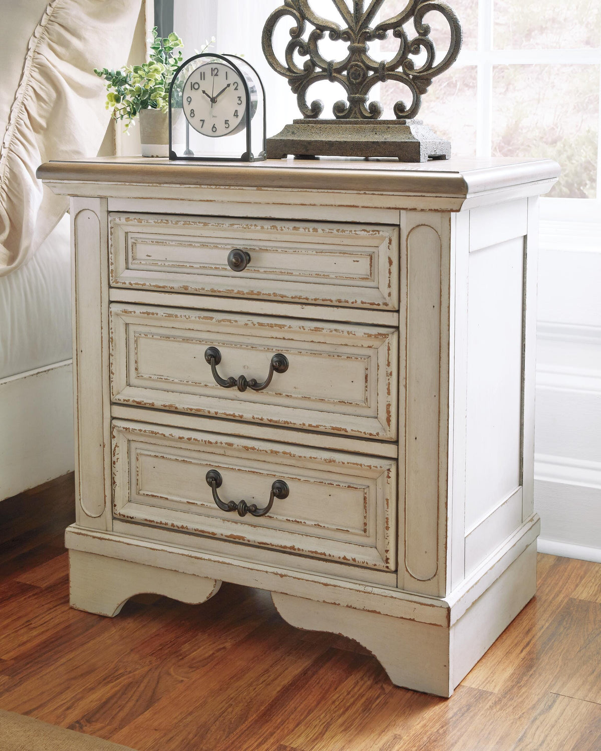 Realyn King Storage Bed, Dresser, Chest and 2 Nightstands