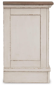 Realyn Queen Panel Bed, Dresser, Mirror and 2 Nightstands