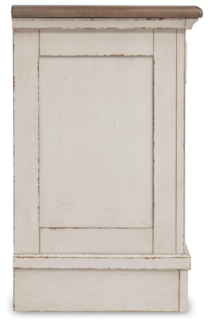 Realyn Queen Panel Bed, Dresser, Mirror and 2 Nightstands