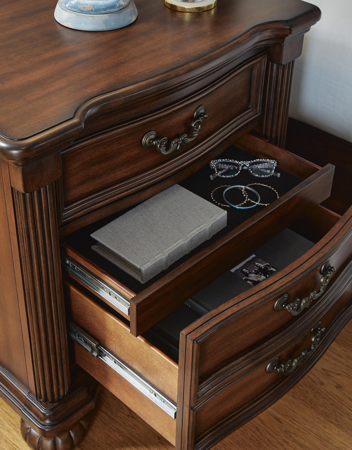 Lavinton Queen Poster Bed, Dresser, Mirror, Chest and Nightstand