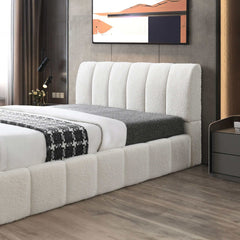 Cama tamaño king Hilar con plataforma en bouclé blanca