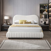 Cama Queen con plataforma tapizada Norme Boucle en color crema