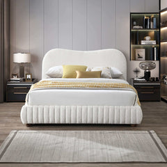 Cama Queen con plataforma tapizada Norme Boucle en color crema