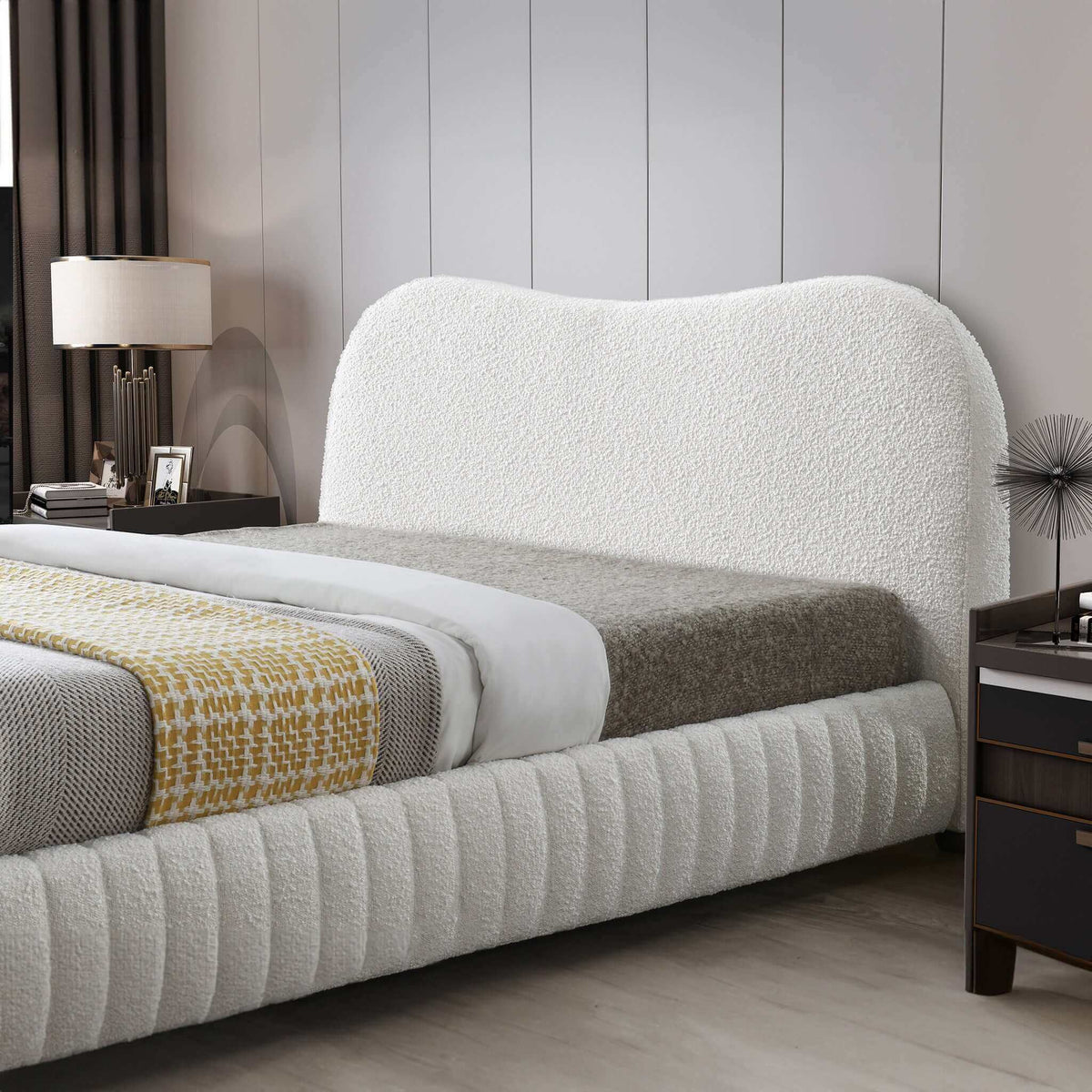 Cama Queen con plataforma tapizada Norme Boucle en color crema