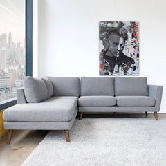 Sofá seccional Benson de tela gris con chaise longue orientado a la izquierda