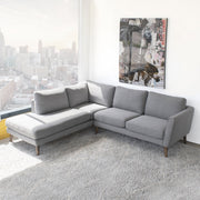 Sofá seccional Benson de tela gris con chaise longue orientado a la izquierda
