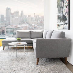 Sofá seccional Benson de tela gris con chaise longue orientado a la izquierda