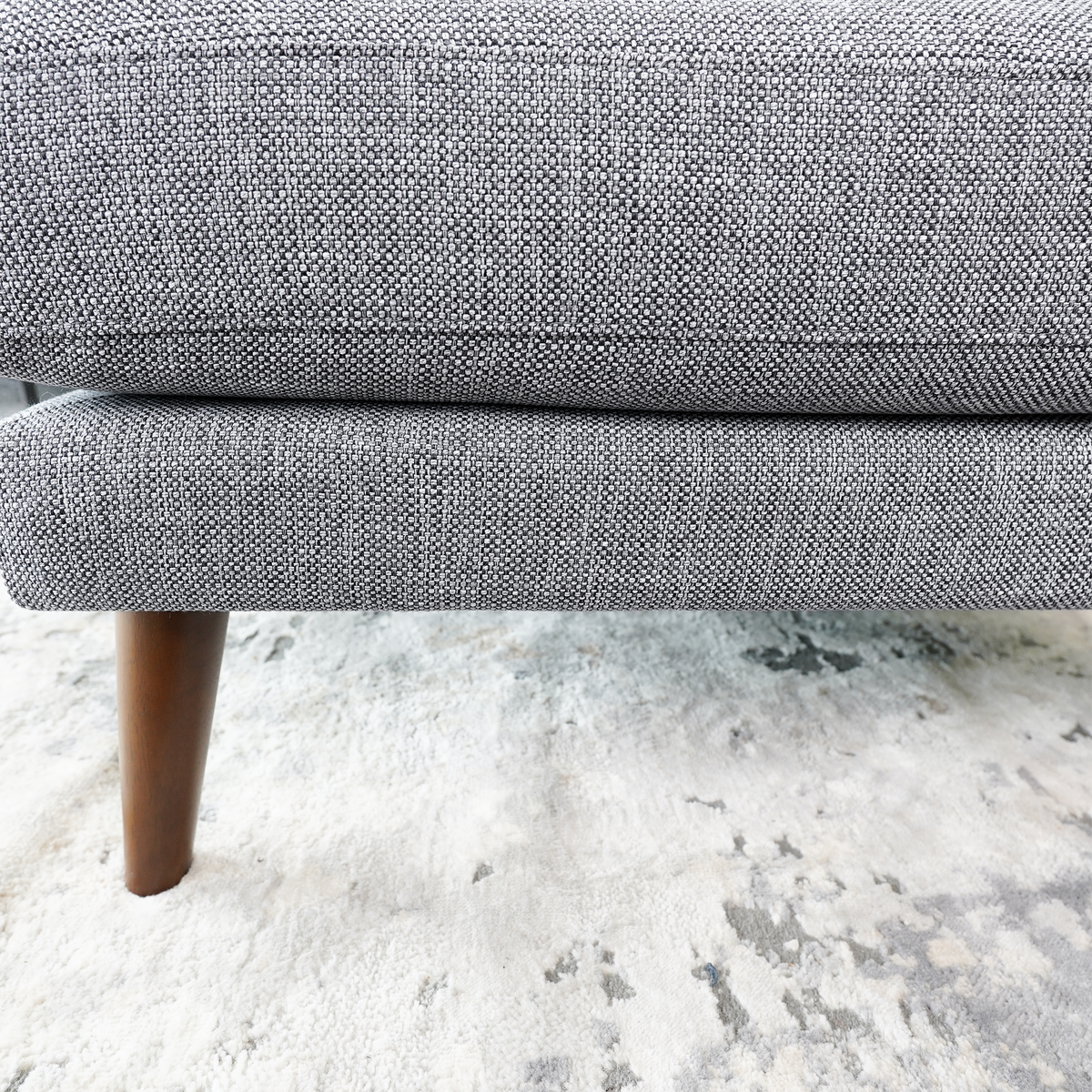 Sofá seccional Benson de tela gris con chaise longue orientada a la derecha