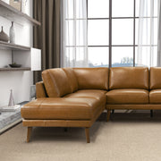 Sofá seccional Benson de cuero color canela con chaise longue orientado a la izquierda