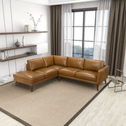 Sofá seccional Benson de cuero color canela con chaise longue orientado a la izquierda