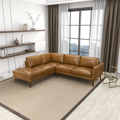 Sofá seccional Benson de cuero color canela con chaise longue orientado a la izquierda