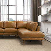 Sofá seccional Benson de cuero color canela con chaise longue orientada a la derecha