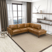 Sofá seccional Benson de cuero color canela con chaise longue orientada a la derecha