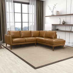 Sofá seccional Benson de cuero color canela con chaise longue orientada a la derecha