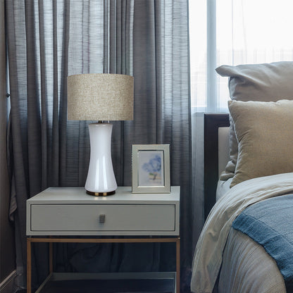 Lámpara de mesa de vidrio en cascada con base dorada y vidrio blanco roto