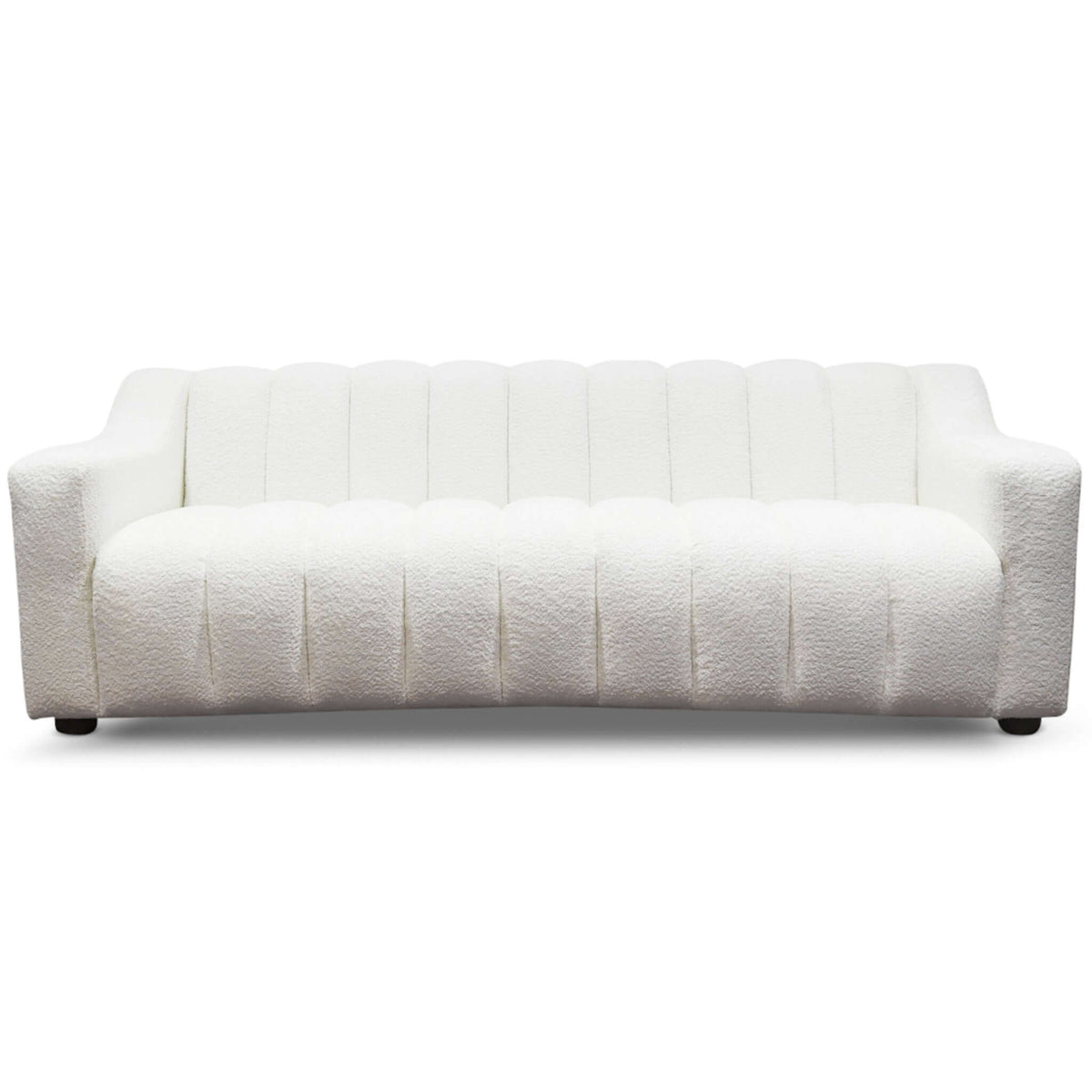 Sofá Marcus Luxury con espalda ajustada color crema y diseño de bouclé