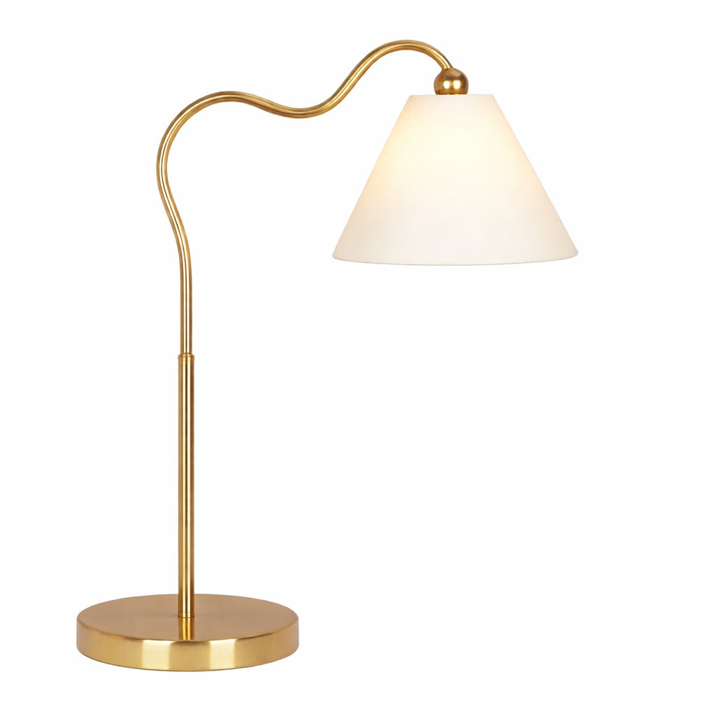 Lámpara de mesa curva con base de anillo de latón ornamentado y pantalla triangular blanca.
