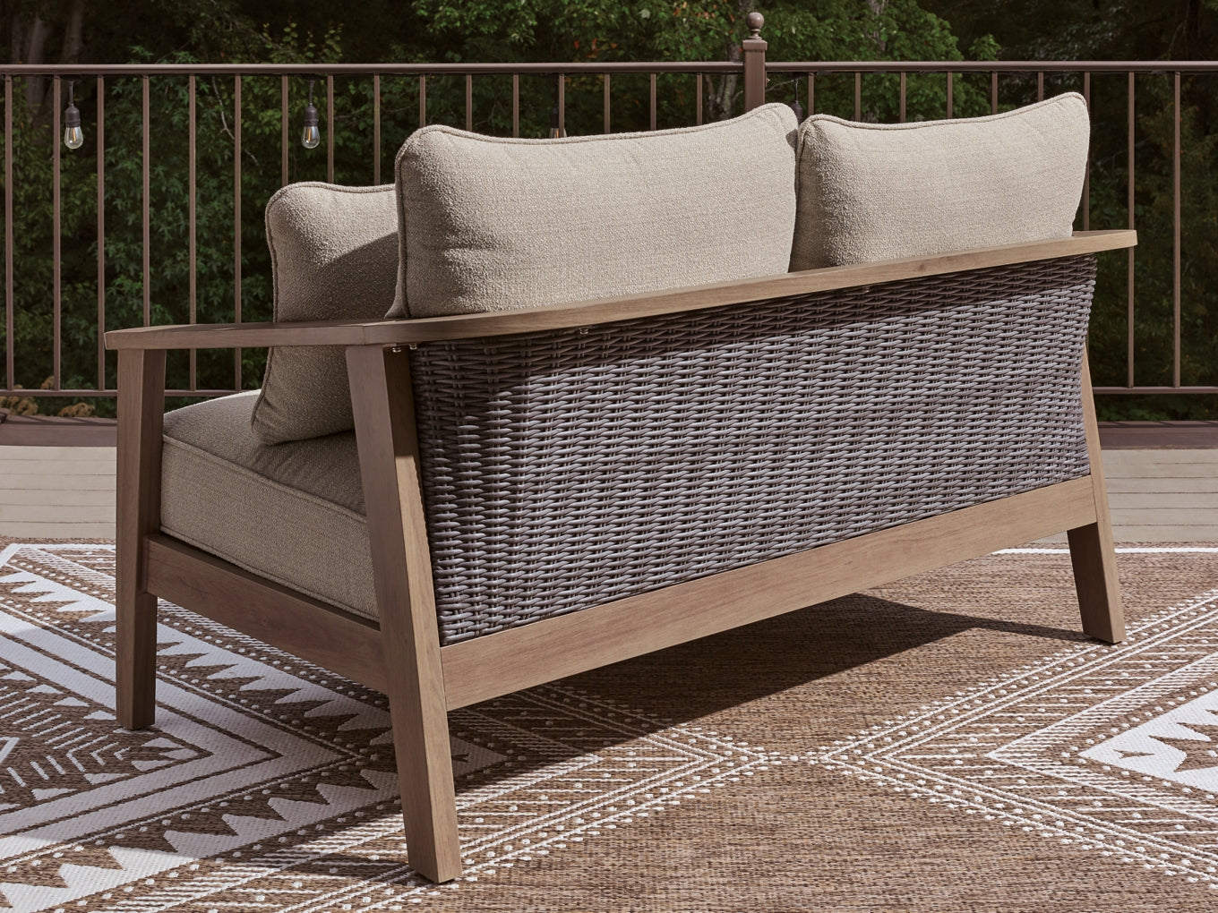 Francis Beach Loveseat w/Cushion