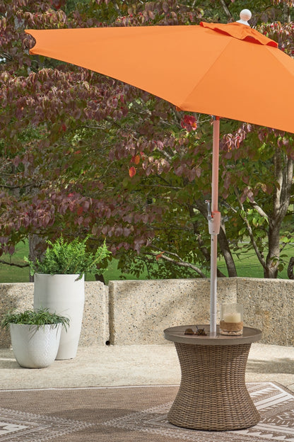 Revare Beach Round End Table w/UMB OPT