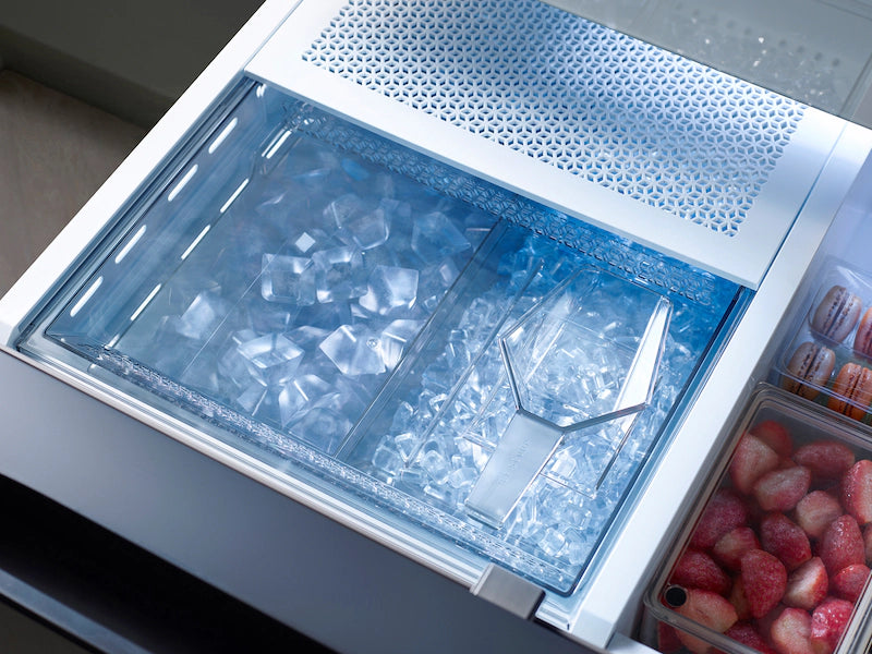 Bespoke 4-Door French Door Refrigerator (29 cu. ft.) with Beverage Center™ in White Glass