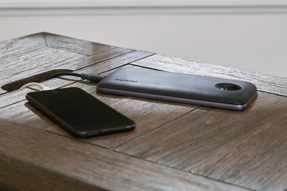 Mesa auxiliar Tyler Creek con puerto USB y enchufes