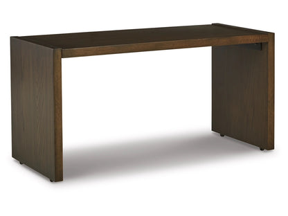 Balintmore sobre mesa otomana