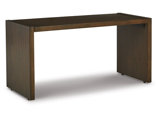 Balintmore sobre mesa otomana