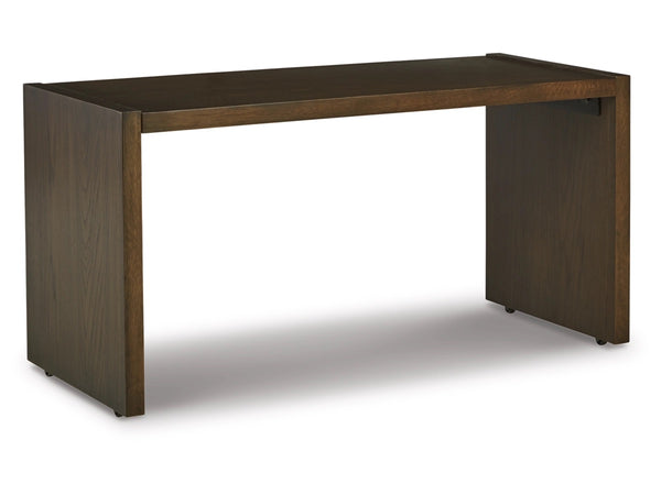 Balintmore sobre mesa otomana