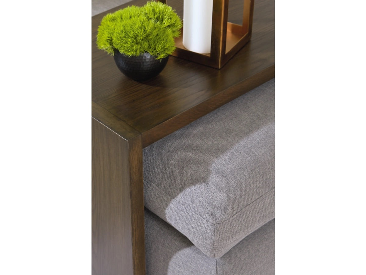 Balintmore sobre mesa otomana