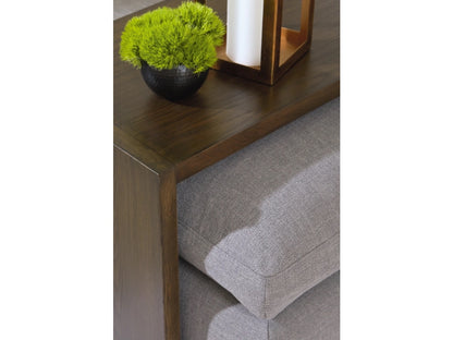 Balintmore sobre mesa otomana