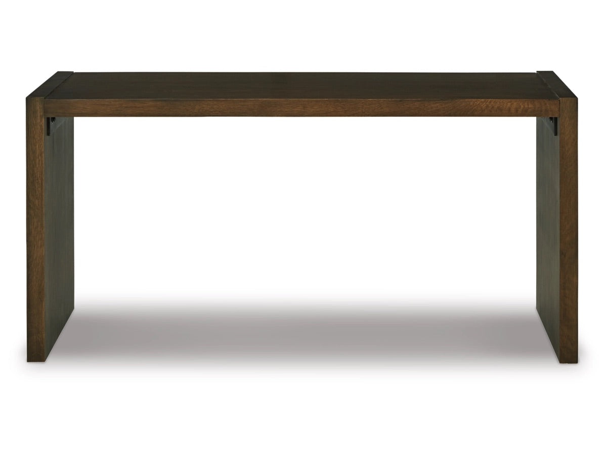 Balintmore sobre mesa otomana