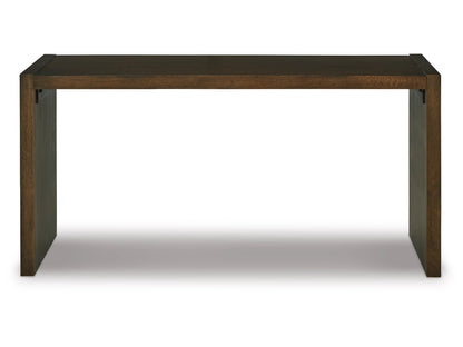 Balintmore sobre mesa otomana