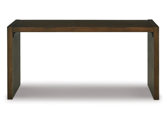 Balintmore sobre mesa otomana