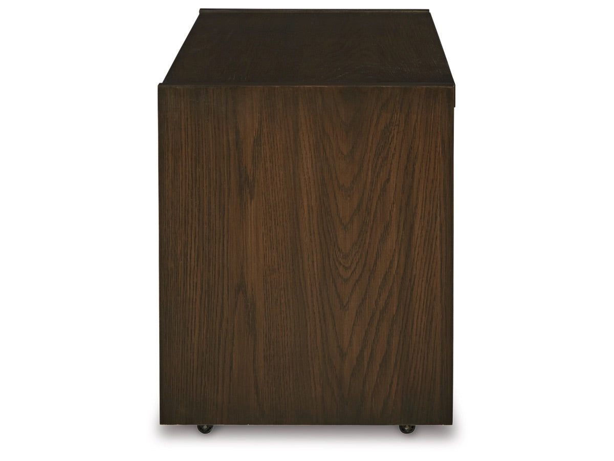 Balintmore sobre mesa otomana