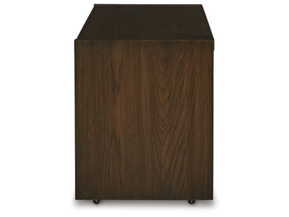 Balintmore sobre mesa otomana