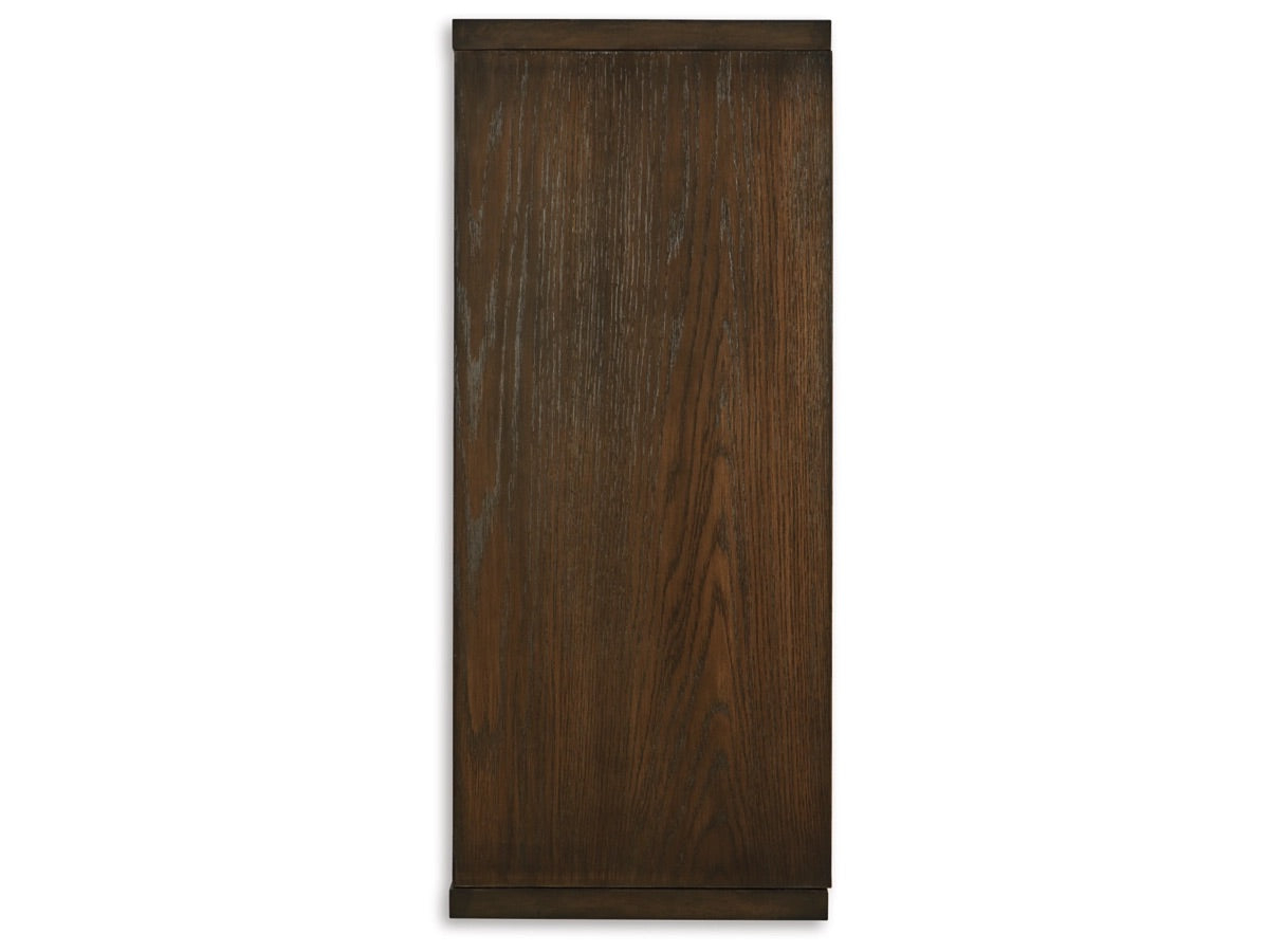 Balintmore sobre mesa otomana