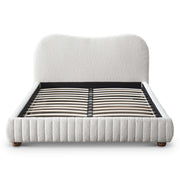 Cama Queen con plataforma tapizada Norme Boucle en color crema