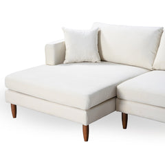 Sofá seccional Blake en forma de L de terciopelo color crema, con vista hacia la izquierda