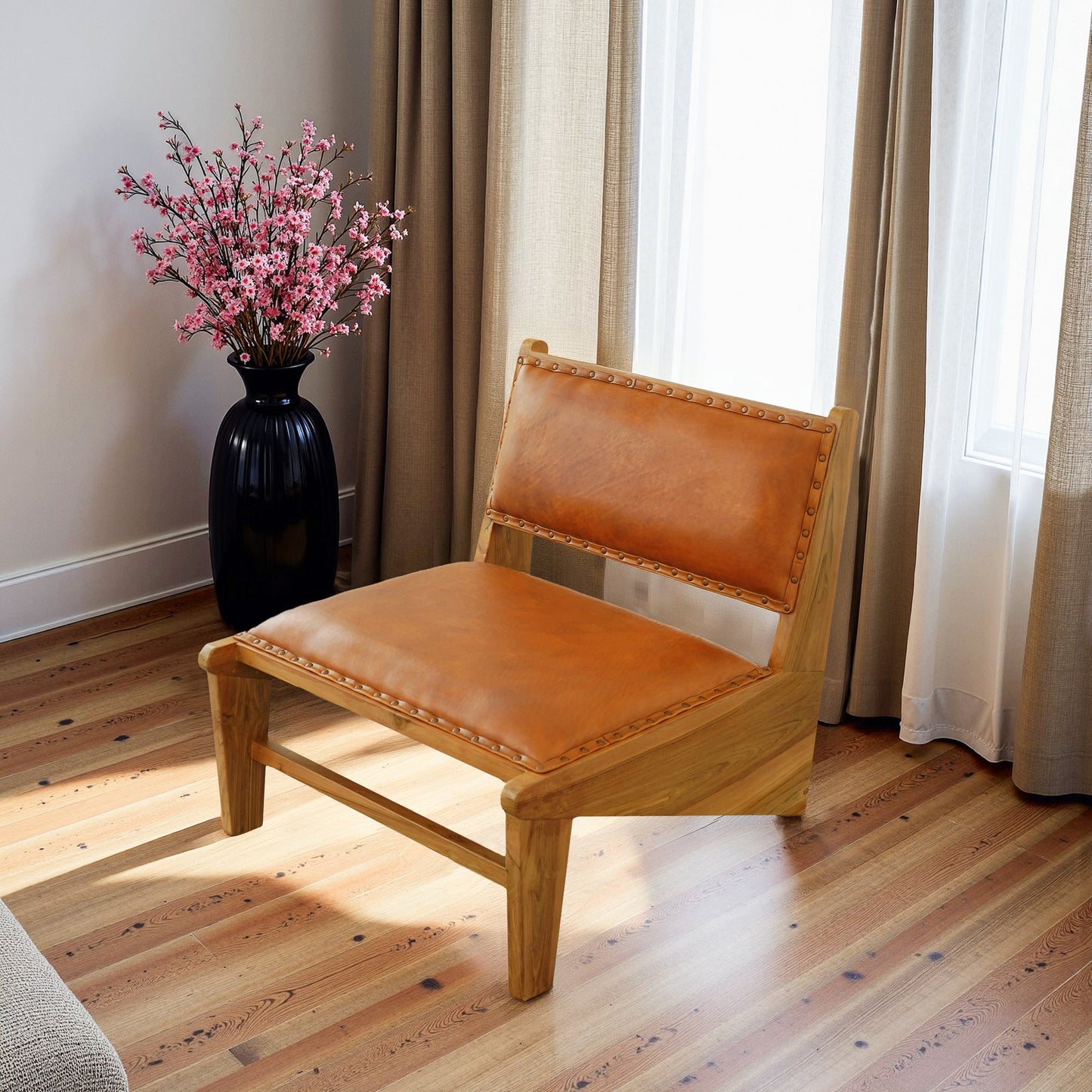 Sillón Talon de madera maciza y cuero color canela