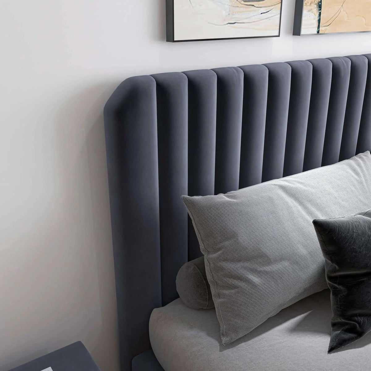 Cama Queen con plataforma tapizada en terciopelo Bethany