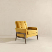 Sillón Cole de madera maciza de terciopelo amarillo oscuro
