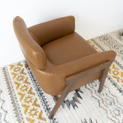 Sillón de cuero color canela Kayson