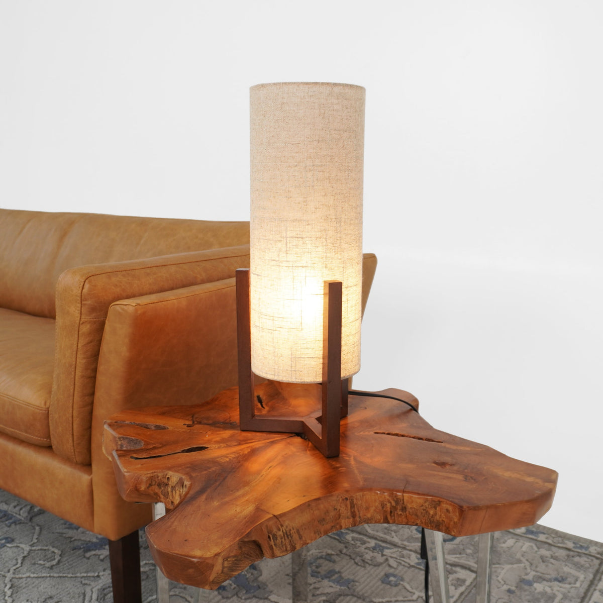 Lámpara de mesa Brisa, base de madera de nogal con pantalla de lino natural