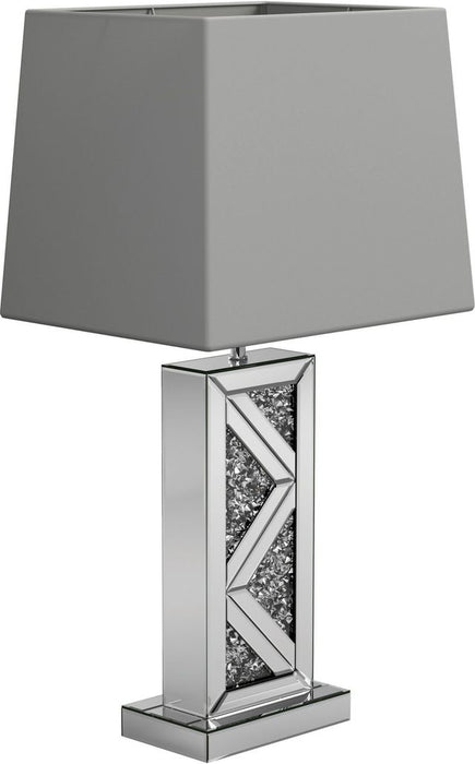 Lámpara de mesa con base geométrica plateada