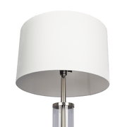 Lámpara de mesa Echo de níquel cepillado con interruptor de encendido y apagado, cuerpo de vidrio transparente y base de metal.