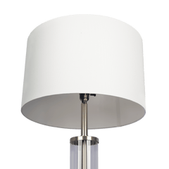 Lámpara de mesa Echo de níquel cepillado con interruptor de encendido y apagado, cuerpo de vidrio transparente y base de metal.