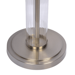 Lámpara de mesa Echo de níquel cepillado con interruptor de encendido y apagado, cuerpo de vidrio transparente y base de metal.