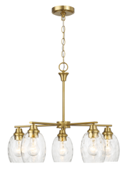 Lámpara de araña elegante de cinco luces con brazos lineales y cadena con acabado en latón dorado, 61 cm de ancho x 21,5 cm de alto, con cristal transparente.