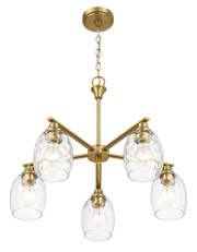 Lámpara de araña elegante de cinco luces con brazos lineales y cadena con acabado en latón dorado, 61 cm de ancho x 21,5 cm de alto, con cristal transparente.