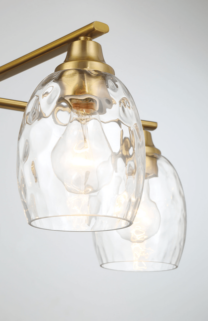 Lámpara de araña elegante de cinco luces con brazos lineales y cadena con acabado en latón dorado, 61 cm de ancho x 21,5 cm de alto, con cristal transparente.